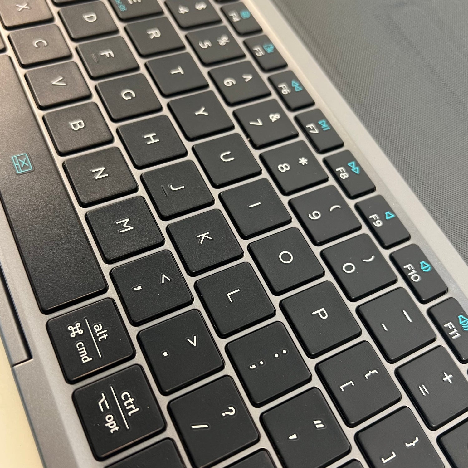 DUX DUCIS BT Portable Keyboard with TouchPad